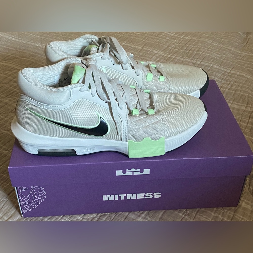 Nike LeBron Witness VIII Light Bone/Anthracite Mens 11.5 NEW